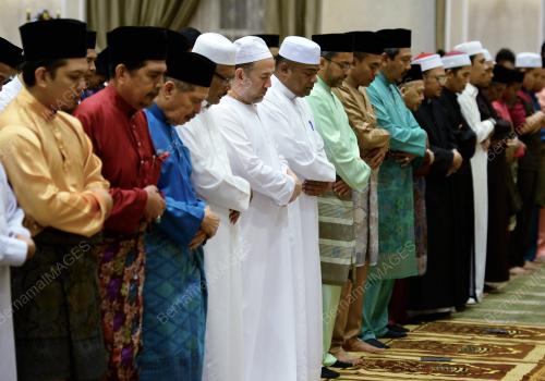 KL57_17062017_AGONG_SOLAT_BN201706167197