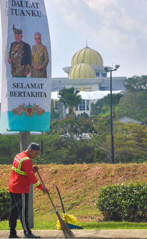 BAHANG ISTIADAT PERTABALAN
