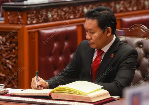 ANGKAT SUMPAH AHLI DEWAN NEGARA