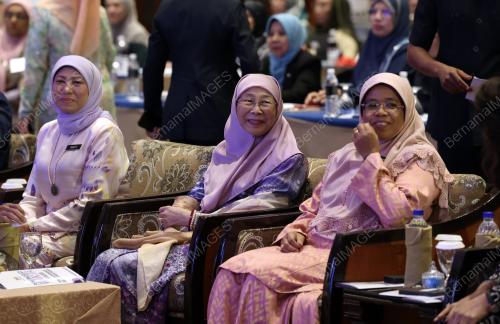 DATUK SERI DR WAN AZIZAH WAN ISMAIL