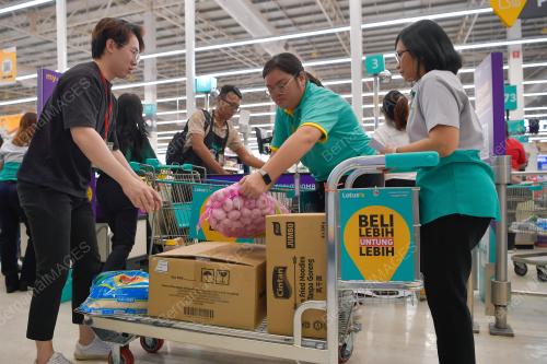 LOTUS ˜S MALAYSIA LANCAR STOR HIBRID