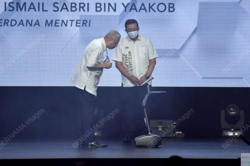 DATUK SERI ISMAIL SABRI YAAKOB