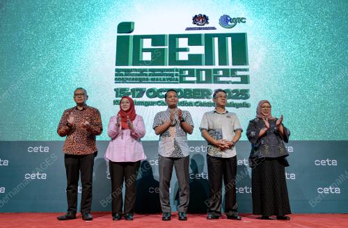 NIIK NAZMI NIK AHMAD