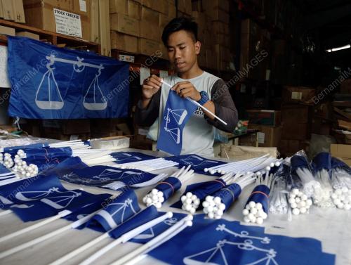 KL58_17042018_BENDERA_PARTI
