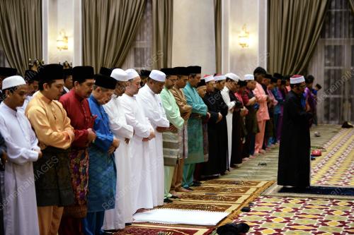 KL58_17062017_AGONG_SOLAT_BN201706167197