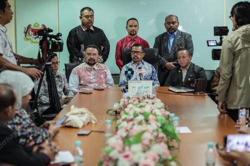 DATUK DR ADNAN MAT