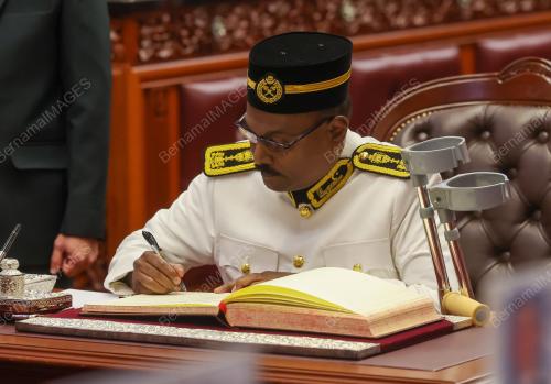 ANGKAT SUMPAH AHLI DEWAN NEGARA