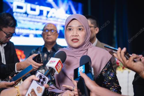FADHLINA SIDEK