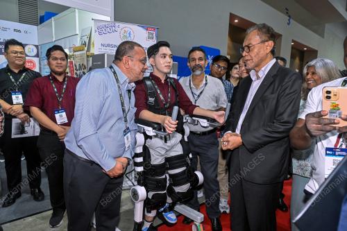 DATUK SERI DZULKEFLY AHMAD
