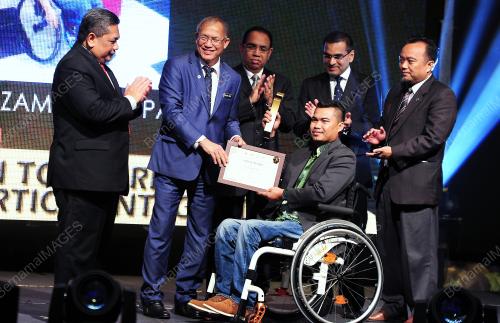 KL58_23112016_AWARDS