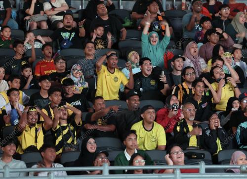 TAYANGAN SKRIN BESAR BOLA SEPAK