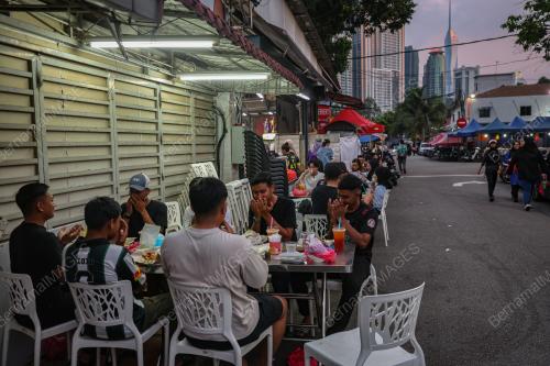 BERBUKA PUASA