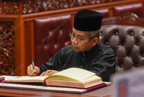 ANGKAT SUMPAH AHLI DEWAN NEGARA