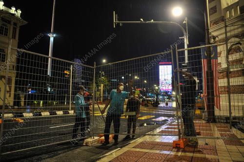 PEMASANGAN PAGAR DI DATARAN MERDEKA