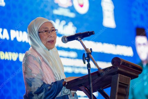 DATUK SERI DR WAN AZIZAH DR WAN ISMAIL