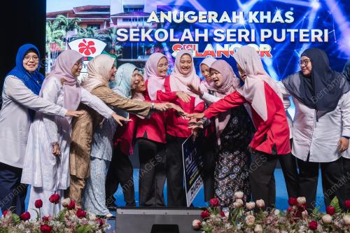 FADHLINA SIDEK
