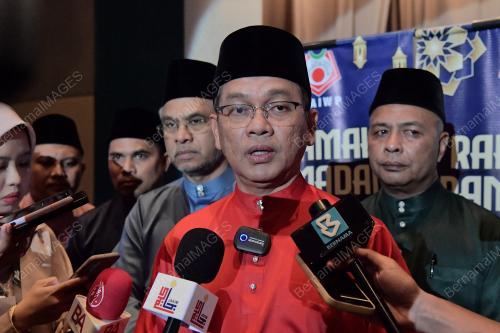 SENATOR DATUK DR NAÃ•IM MOKHTAR