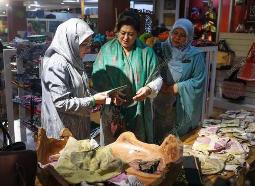 TUNKU AZIZAH AMINAH MAIMUNAH ISKANDARIAH