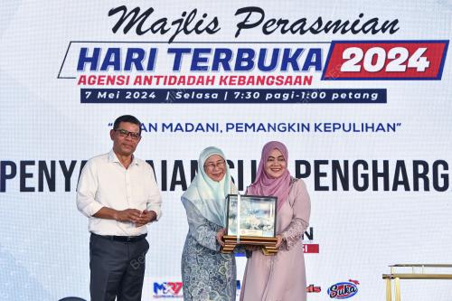 DATUK SERI DR WAN AZIZAH WAN ISMAIL