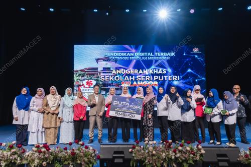 FADHLINA SIDEK