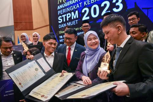 FADLINA SIDEK