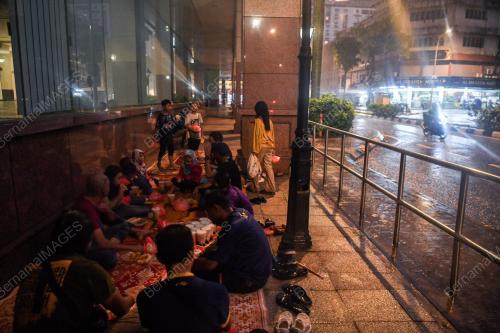 GELANDANGAN BERBUKA PUASA