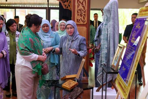 TUNKU AZIZAH AMINAH MAIMUNAH ISKANDARIAH
