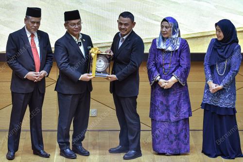 DATUK DR MOHD NA'IM MOKHTAR