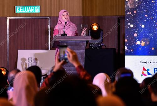 FADHLINA SIDEK
