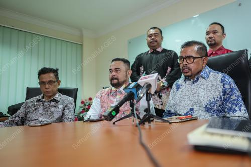 DATUK DR ADNAN MAT