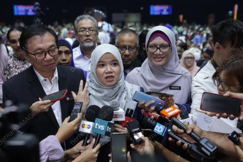 FADHLINA SIDEK