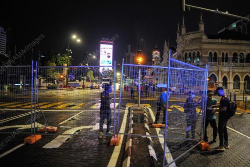 PEMASANGAN PAGAR DI DATARAN MERDEKA