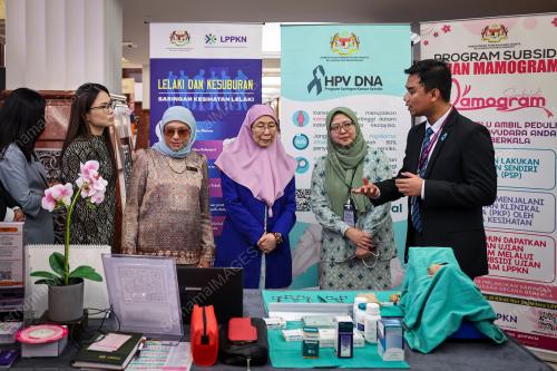 DATUK SERI DR WAN AZIZAH WAN ISMAIL