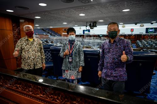 PEMAKAIAN BAJU BATIK DI PERSIDANGAN DEWAN RAKYAT