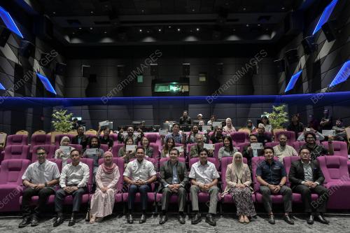 NIK KAMARUZAMAN NIK HUSIN