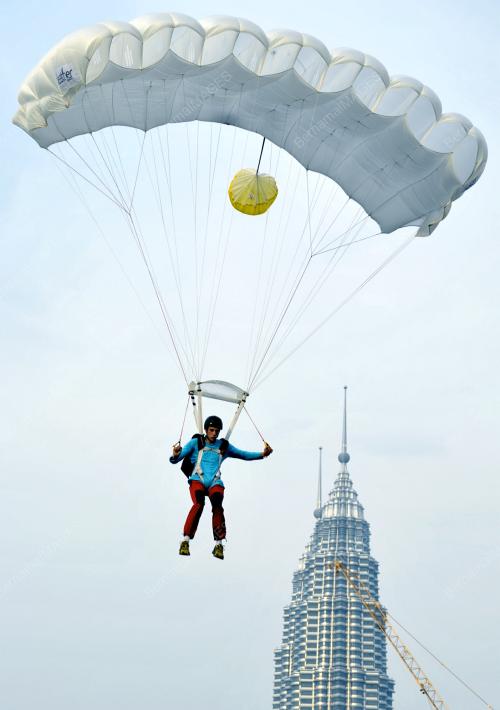 BASE JUMP MENARA KUALA LUMPUR 2011