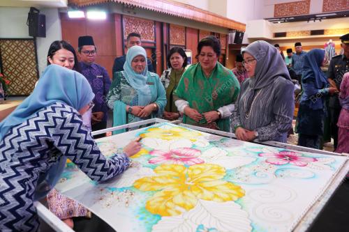 TUNKU AZIZAH AMINAH MAIMUNAH ISKANDARIAH