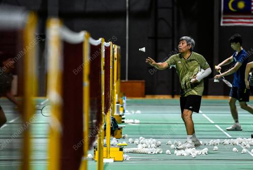 LATIHAN BADMINTON