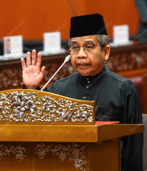 ANGKAT SUMPAH AHLI DEWAN NEGARA