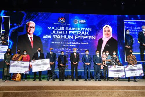 DATUK SERI ISMAIL SABRI YAAKOB