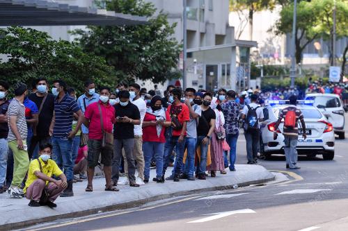 WARGA ASING BERBARIS PANJANG DI PPV KLCC