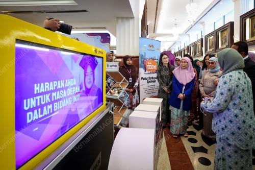 DATUK SERI DR WAN AZIZAH WAN ISMAIL