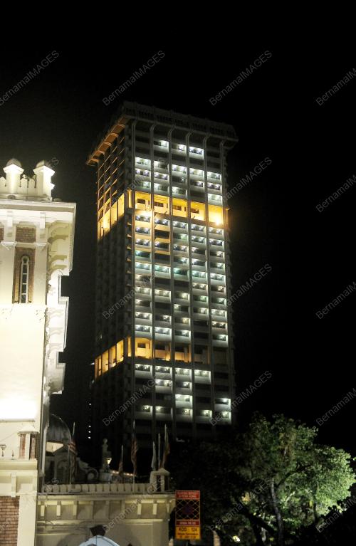 KL62_29072015_MENARA_TERBAKAR