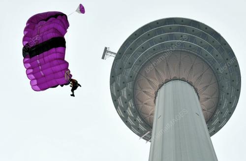 BASE JUMP MENARA KUALA LUMPUR 2011
