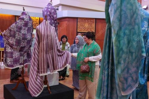 TUNKU AZIZAH AMINAH MAIMUNAH ISKANDARIAH