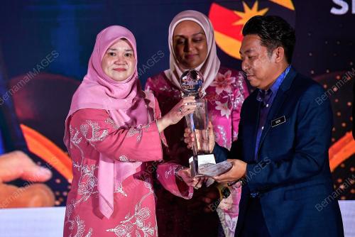 FADHLINA SIDEK