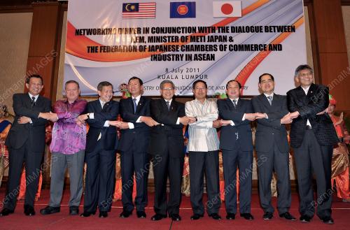 DATUK SERI MUSTAFA MOHAMED
