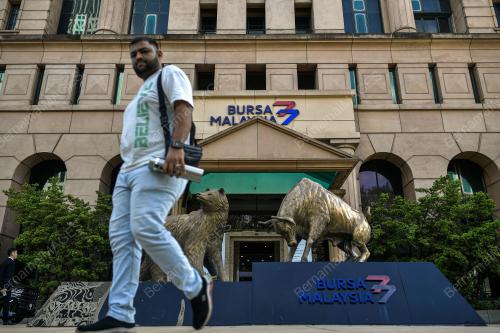 BURSA MALAYSIA DITUTUP TINGGI NAIK 0.45 PERATUS