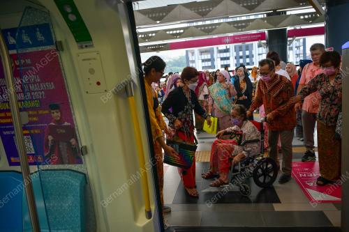 NYONYA PERANAKAN KERETAPI SARONG