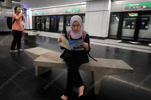 KL63_17072017_MRT_PENUMPANG